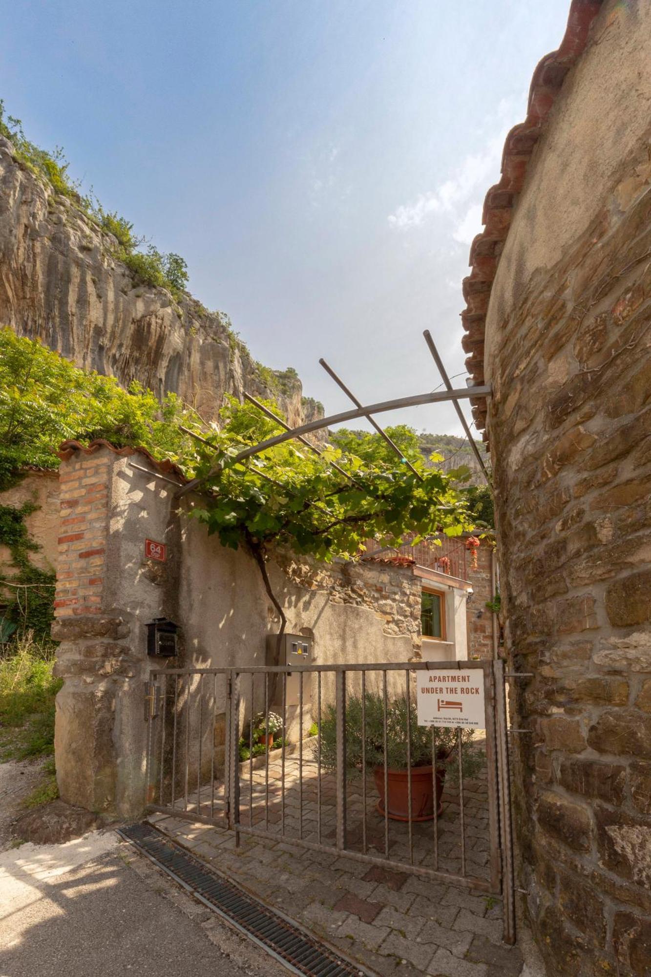 Ferienwohnung UNDER THE ROCK Osp Exterior foto